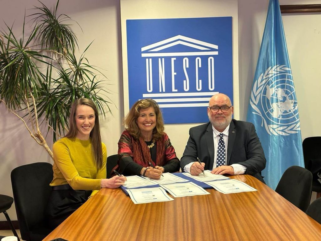 Lilja Dögg Jónsdóttir, framkvæmdastjóri Almannaróms, Gabriela Ramos, aðstoðarframkvæmdastjóri félags- og hugvísinda hjá UNESCO, og Logi Einarsson, menningar-, nýsköpunar- og háskólaráðherra við undirritun viljayfirlýsingar í París.