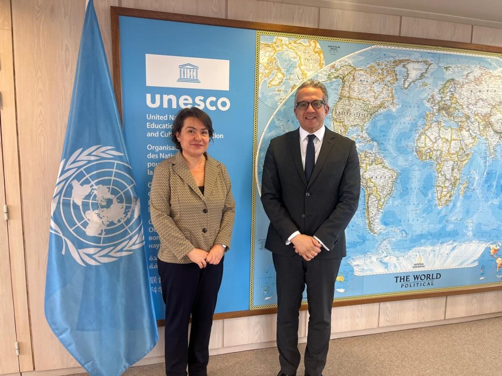 Sofiya Zahova, forstöðumaður Vigdísarstofnunar, með Khaled El-Enany, aðalframkvæmdastjóra UNESCO.